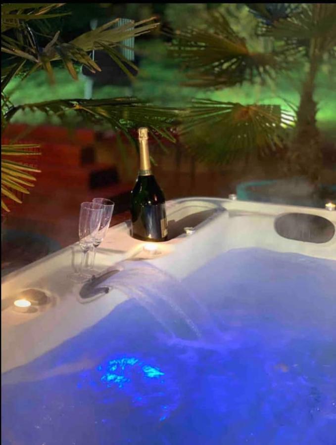 شقة Le Jacuzzi De Marie Ll توركوان المظهر الخارجي الصورة